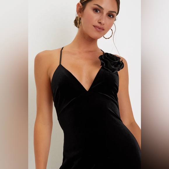 Lulu's NWT Got You Captivated Black Velvet Rosette Lace-Up‎ Maxi Dress - Picture 2 of 3